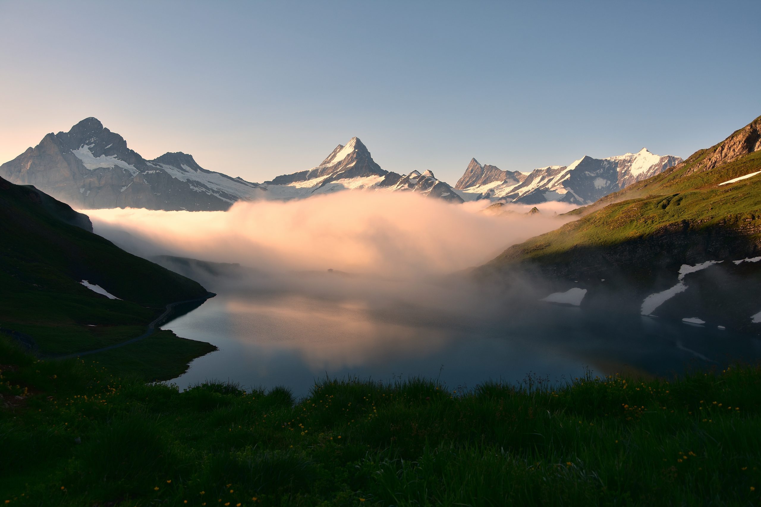 Schweizer Alpen im Nebel.