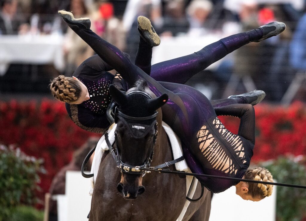 So viel Körperkon-takt und dennoch keine Möglichkeiten, aufs Pferd einzuwir-ken. Gegenseitiges Vertrauen ist die Basis auch bei den Schweizerinnen Syrah Schmid und Zoe Maruccio zu Latino vom Forst. (FEI/Martin Dokoupil)