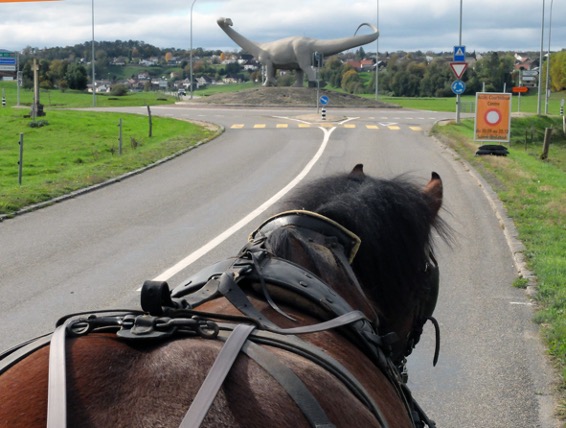 Jonquille ist ein Verlasspferd: Weder vom Dinosaurier im Kreisel (links) noch von herantrabenden Pferden (rechts) lässt sie sich aus der Ruhe bringen. 